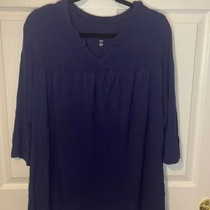 Large Roman’s dark blue top.